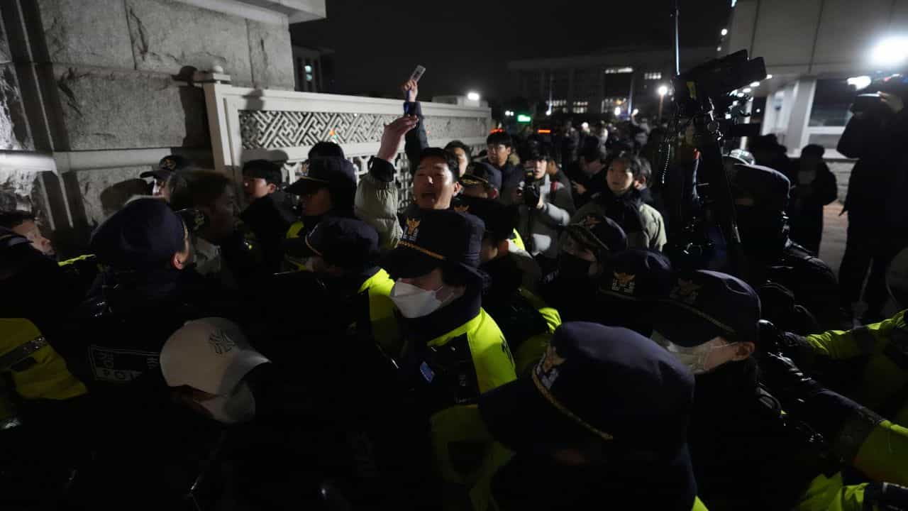 Emergency in South Korea: দক্ষিণ কোরিয়ায় জরুরি অবস্থা জারি, হঠাৎ কী হল? Emergency in South Korea: দক্ষিণ কোরিয়ায় জরুরি অবস্থা জারি, হঠাৎ কী হল?