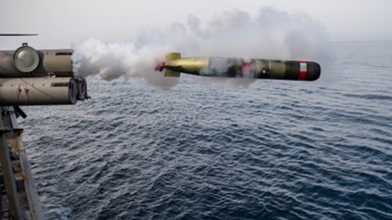 Indian Navy: ৩ মাসে ২ মিসাইল লঞ্চ করেই নৌসেনা প্রধান বললেন 'পাকিস্তান-চিন কী করছে সব জানি'! হঠাৎ কী হল?