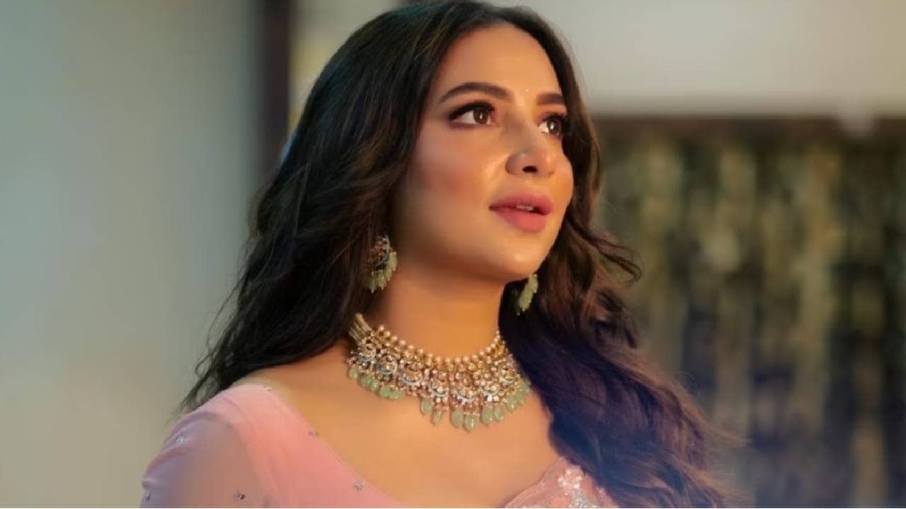 বিধায়ক পত্নী হয়ে এ কী কাণ্ড! পার্টি অফিস থেকে অভিযোগ এল শুভশ্রীর নামে?