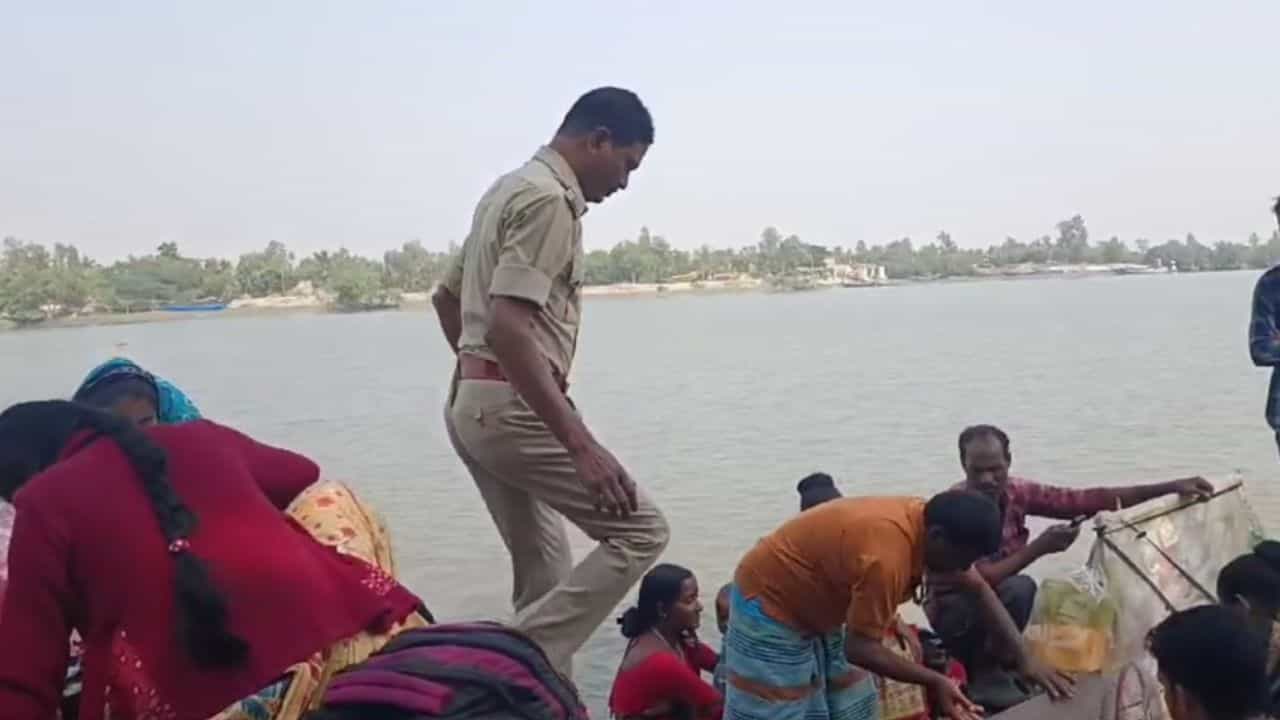 Sundarban: বর্ষবরণের রাতে আরও তৎপর পুলিশ, সুন্দরবনে চলছে কড়া প্রহরা Sundarban: বর্ষবরণের রাতে আরও তৎপর পুলিশ, সুন্দরবনে চলছে কড়া প্রহরা