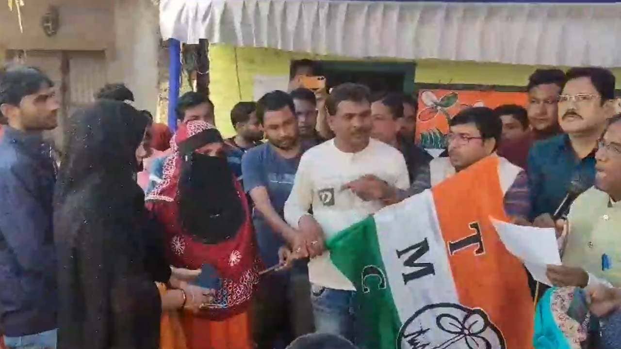 BJP-TMC: শ্লীলতাহানির অভিযোগ বিজেপির পঞ্চায়েত সদস্যের স্বামীর বিরুদ্ধে, তাঁকেই দলে নিয়ে ‘চাপে’ তৃণমূল