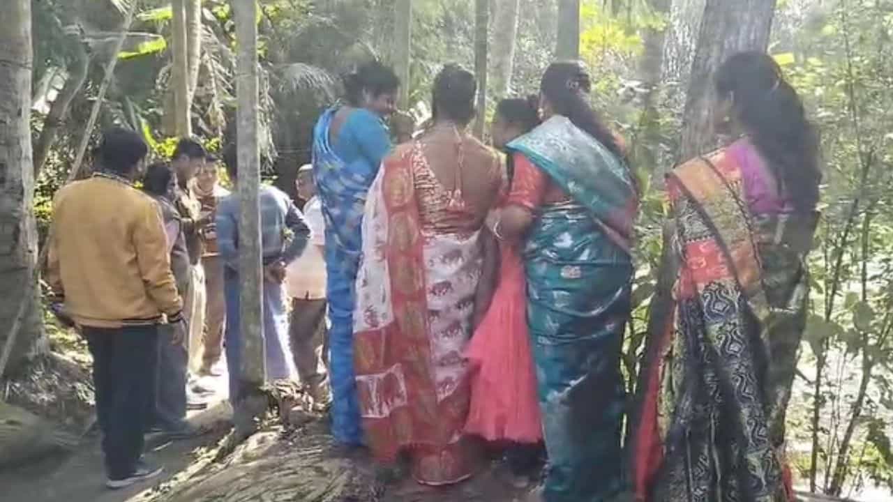 Tamluk: পুকুরে জলে ওটা কী? কাছে যেতেই শিউরে উঠলেন এলাকাবাসী Tamluk: পুকুরে জলে ওটা কী? কাছে যেতেই শিউরে উঠলেন এলাকাবাসী