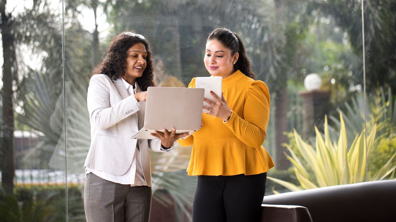 প্রথমেই বলা যাক, মেন্টরশিপ সম্পর্কের বিষয়ে। কাউকে সঠিক পথ দেখানো, ব্যক্তিগত এবং পেশাগত জীবনে উল্টোদিকের মানুষটিকে বা মানুষগুলিকে নানা ভাবে সহযোগিতা করা। প্রত্যেকের জীবনে এমন ধরণের মানুষ থাকেন, যাঁরা নানা পরামর্শ দেন, নিজেদের অভিজ্ঞতা ভাগ করে নেন, তাঁকে সাফল্যে পৌঁছে দিতে পাশে থাকেন। ছবি: Getty Images