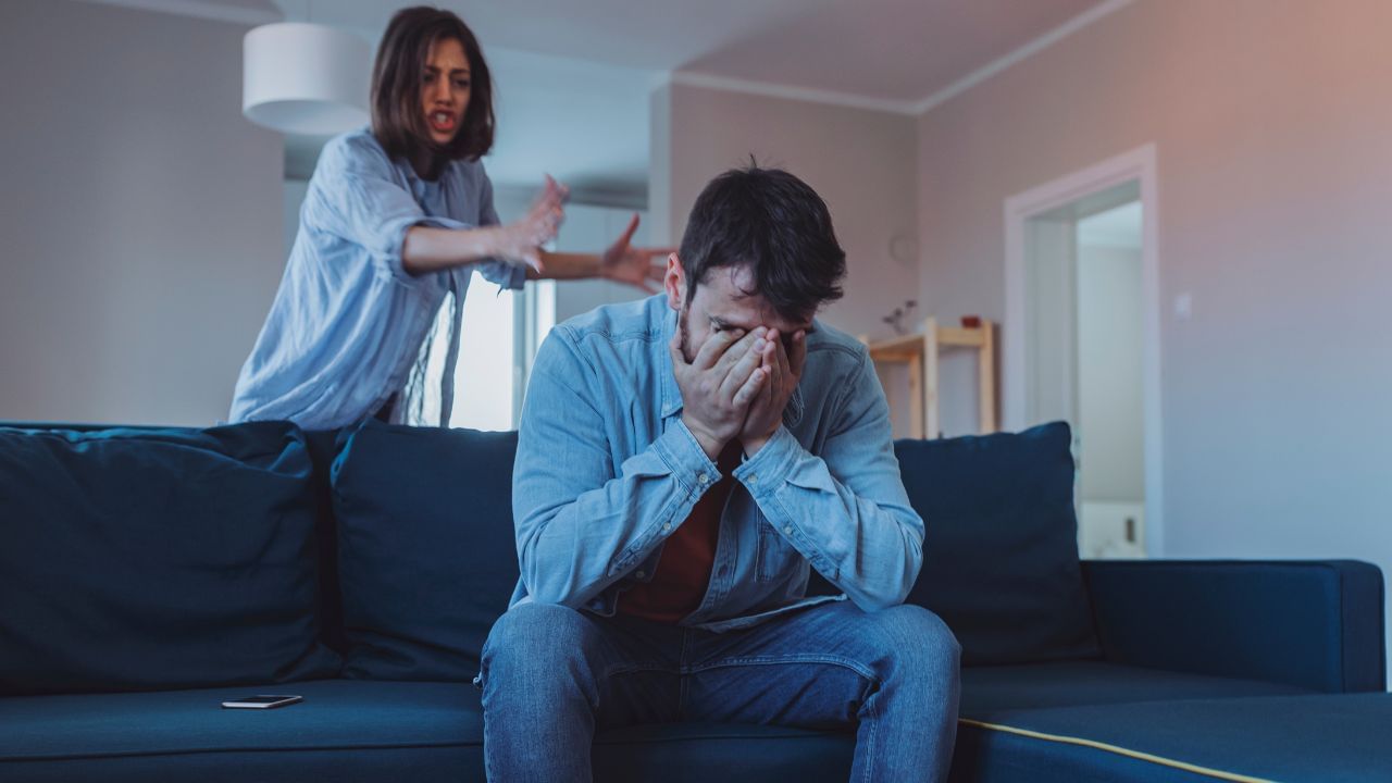 বন্ধুত্ব...। পৃথিবীর সবচেয়ে সুন্দর সম্পর্ক। এর মধ্যে কোনও শর্তাবলী প্রযোজ্য নেই। ভালো বন্ধু যেমন সঙ্গ দেয়, খুব ভালো বোঝে, অধিকারবোধও থাকে, কঠিন সময়ের মানসিক ভাবে পাশে থাকে। সাফল্যে আনন্দ পায়, হতাশার সময় পাশে দাঁড়ায়। এর চেয়ে সুন্দর সম্পর্ক আর কীই বা হতে পারে? ছবি: Getty Images