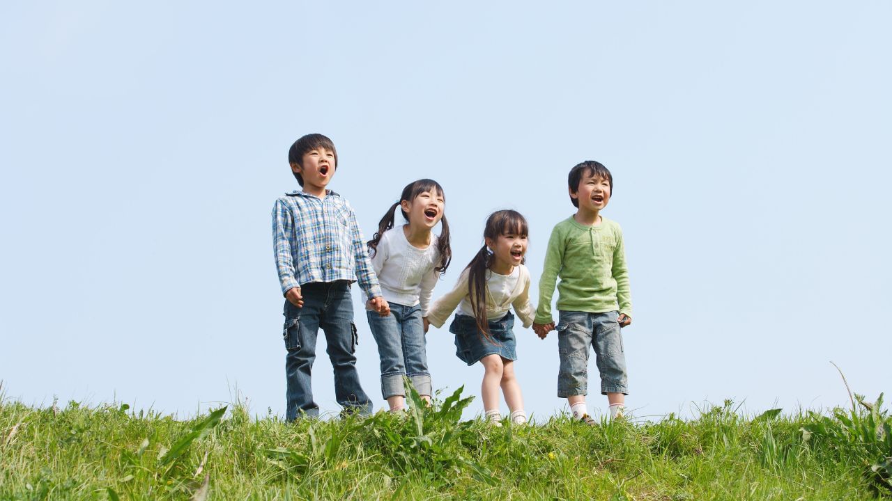 সম্পর্ক। সেটা যে কোনও রকমের হতে পারে। আলাদা নাম, ধরণও আলাদা। বন্ধুত্বও যেমন সম্পর্ক, তেমনই প্রেমও। এর মতোই আরও সম্পর্ক রয়েছে। যার হয়তো আমরা কোনও নাম দিই না? আচ্ছা, কত ধরণের সম্পর্ক হতে পারে...! ছবি: Getty Images