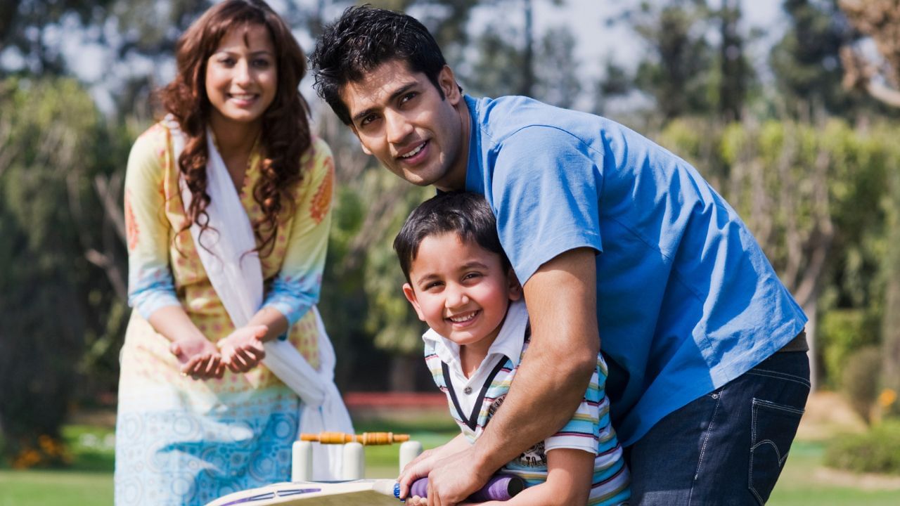 পারিবারিক সম্পর্কে যেমন বাবা-মা, ভাই-বোনরা থাকে তেমনই এর সঙ্গে জুড়ে থাকেন আরও অনেকেই। প্রত্যেকের জীবনের ভিত্তিই পরিবার। নিজেকে গড়ে তুলতে, খারাপ সময়ে আর কেউ না হোক পরিবার পাশে থাকবেই। এখানে ভালোবাসা যেমন রয়েছে, তেমনই কিছু ক্ষেত্রে তিক্ততাও। একটা সময়ের পর অবশ্য সমস্ত নেতিবাচক বিষয় সরেও যায়। পাশে থাকে পরিবার। ছবি: Getty Images