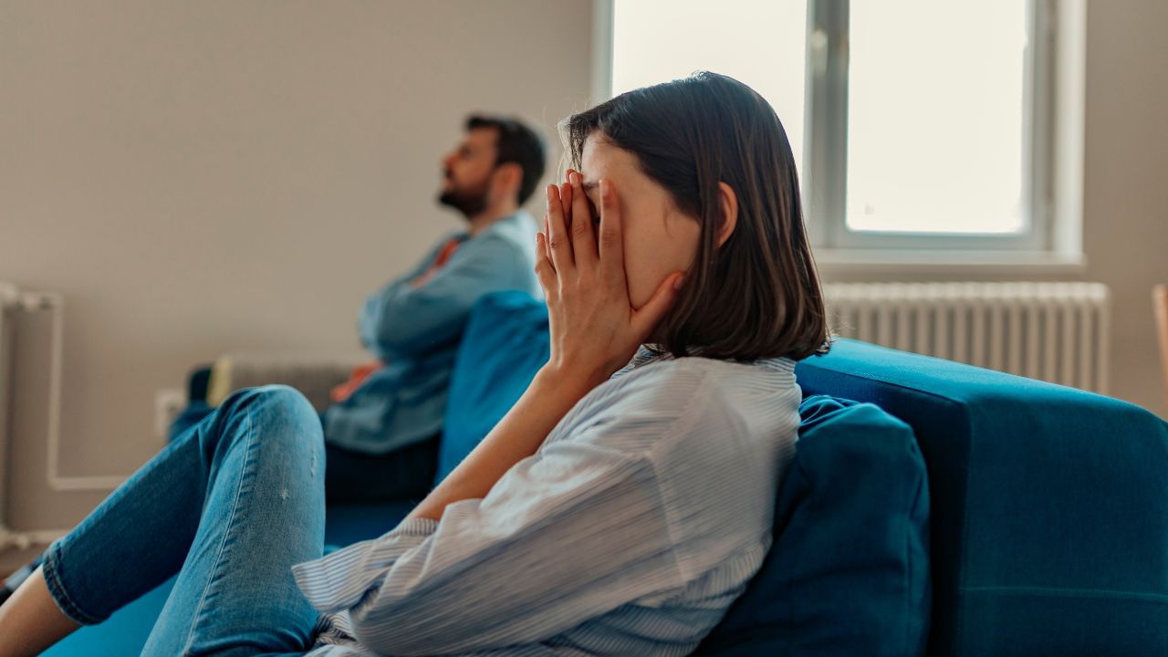 বিশেষজ্ঞরা বলছেন ছয় ধরনের সম্পর্ক হয়। প্রতিটা সম্পর্কেই আমাদের জীবনে নানা ভাবে জড়িয়ে থাকে। ভালো-মন্দ নির্ভর করে সম্পর্কের উপর। এর ভিত্তিতেই সুন্দর হয় জীবন। প্রত্যেকের জীবনেই নানা সম্পর্কের গুরুত্বপূর্ণ অবদান রয়েছে। ছবি: Getty Images