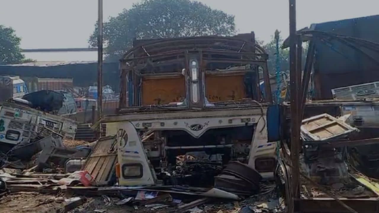 Explosion: ৭০০ মিটার দূরেও কান ফাটা আওয়াজ! দেহ উড়ে গেল গাছের ডালে, কলকাতার বিটি রোডে ভয়াবহ বিস্ফোরণ!