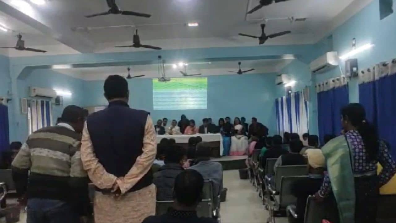 Kalna: কোনও কাজই শিখতে পারেনি, শুধু সই করতে রয়েছেন?, মন্ত্রীর রোষের মুখে প্রধানরা