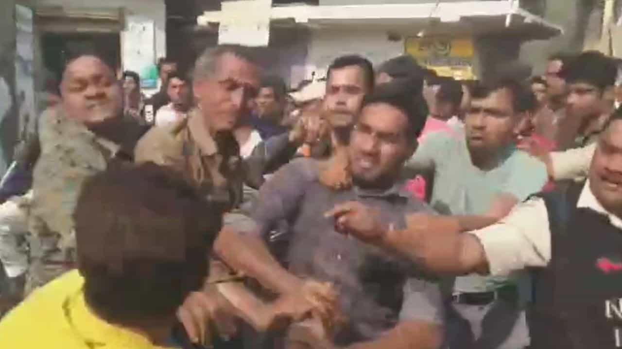 Purbo Burdwan: শেড নির্মাণকে কেন্দ্র করে শাসকদলের দু'পক্ষের সংঘর্ষ Purbo Burdwan: শেড নির্মাণকে কেন্দ্র করে শাসকদলের দু'পক্ষের সংঘর্ষ