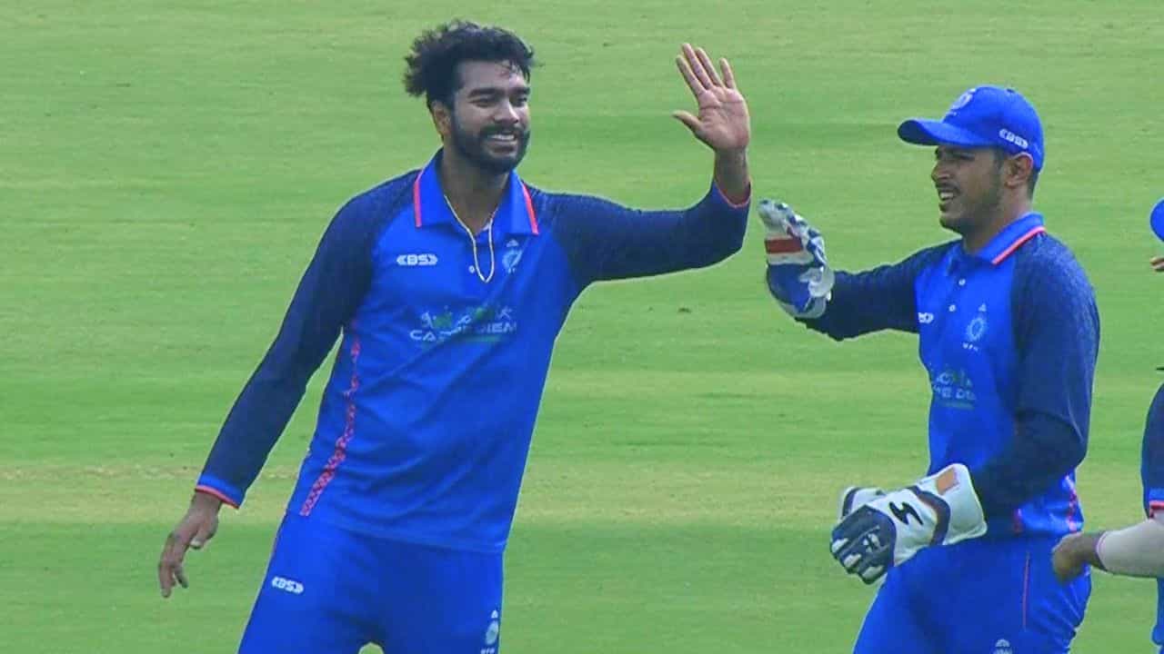 Venkatesh Iyer: মুস্তাক আলিতে ব্যাটে-বলে দাপট, MP-কে সেমিতে তুললেন KKR-এর ২৩.৭৫ কোটির ভেঙ্কটেশ Venkatesh Iyer: মুস্তাক আলিতে ব্যাটে-বলে দাপট, MP-কে সেমিতে তুললেন KKR-এর ২৩.৭৫ কোটির ভেঙ্কটেশ
