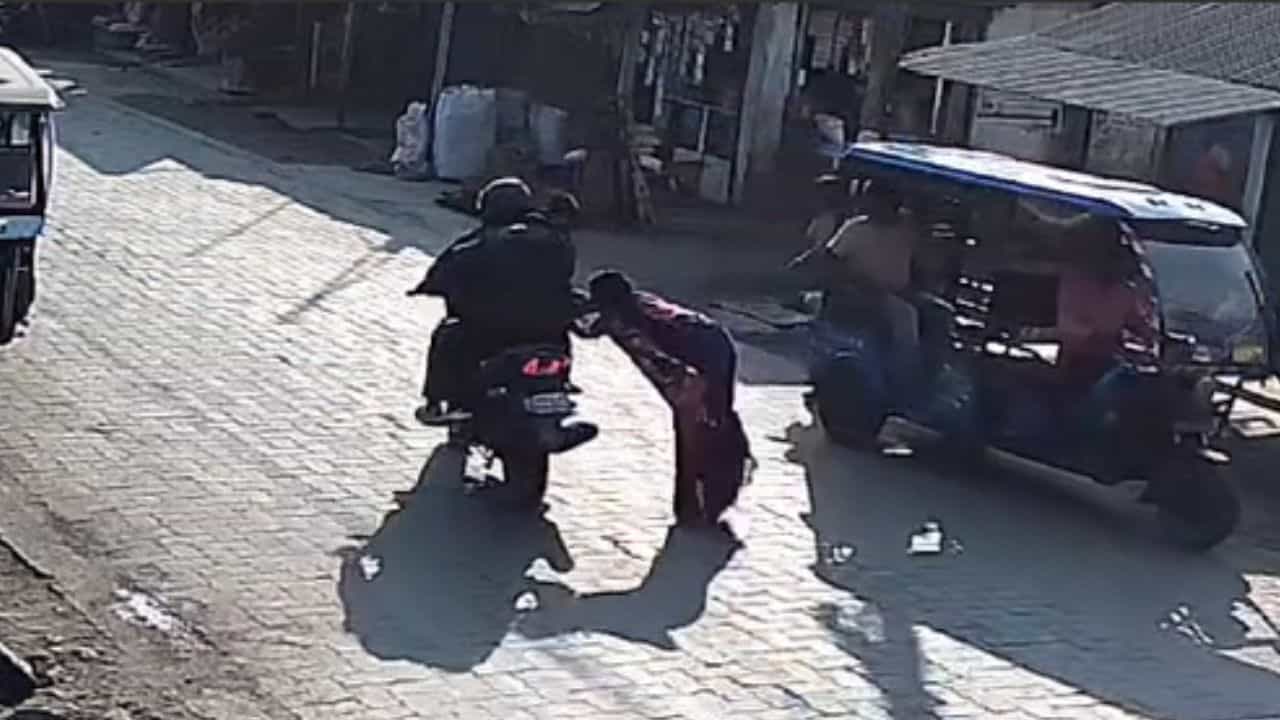 Video: টার্গেট ছিল কালো হ্যান্ড ব্যাগ, মহিলাকে হিঁচড়াতে হিঁচড়াতে নিয়ে ফেলল বাইক, ভিডিয়ো দেখলে শিউরে উঠবেন Video: টার্গেট ছিল কালো হ্যান্ড ব্যাগ, মহিলাকে হিঁচড়াতে হিঁচড়াতে নিয়ে ফেলল বাইক, ভিডিয়ো দেখলে শিউরে উঠবেন