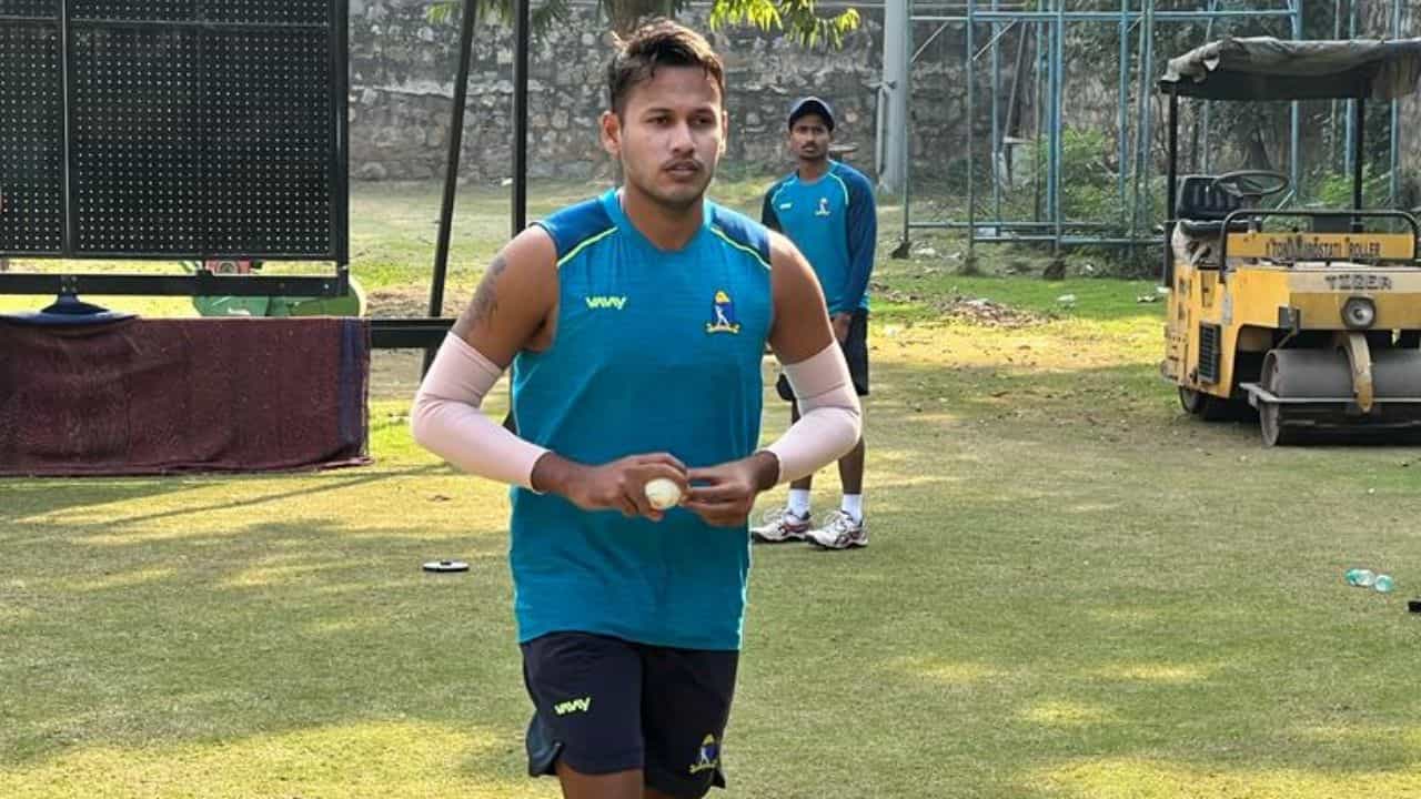 Bengal Cricket: বাংলার 'মালিঙ্গার' অনবদ্য বোলিং, মাত্র ২০৬ রান নিয়েও কেরল বধ Bengal Cricket: বাংলার 'মালিঙ্গার' অনবদ্য বোলিং, মাত্র ২০৬ রান নিয়েও কেরল বধ