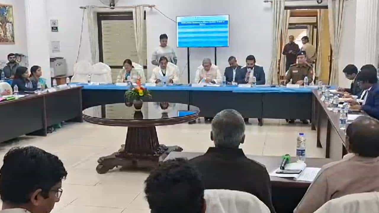 Minister of Bengal: নল গেলেও জল যায়নি! আর রেহাত নয়, সরকারি আধিকারিদের সঙ্গে বৈঠকের পরেই ফুঁসে উঠলেন মন্ত্রী Minister of Bengal: নল গেলেও জল যায়নি! আর রেহাত নয়, সরকারি আধিকারিদের সঙ্গে বৈঠকের পরেই ফুঁসে উঠলেন মন্ত্রী