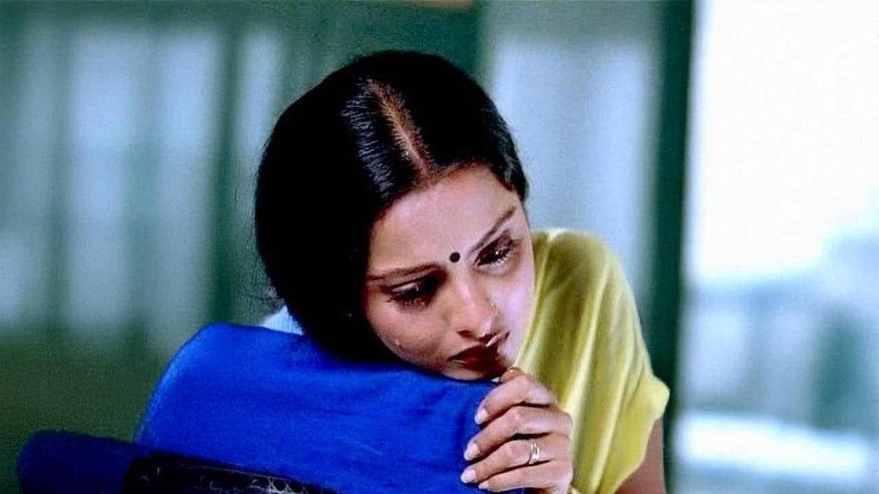 প্রেমের নামে প্রতারণা! সুপারস্টারের কথায় কান্নায় ভেঙে পড়েন রেখা