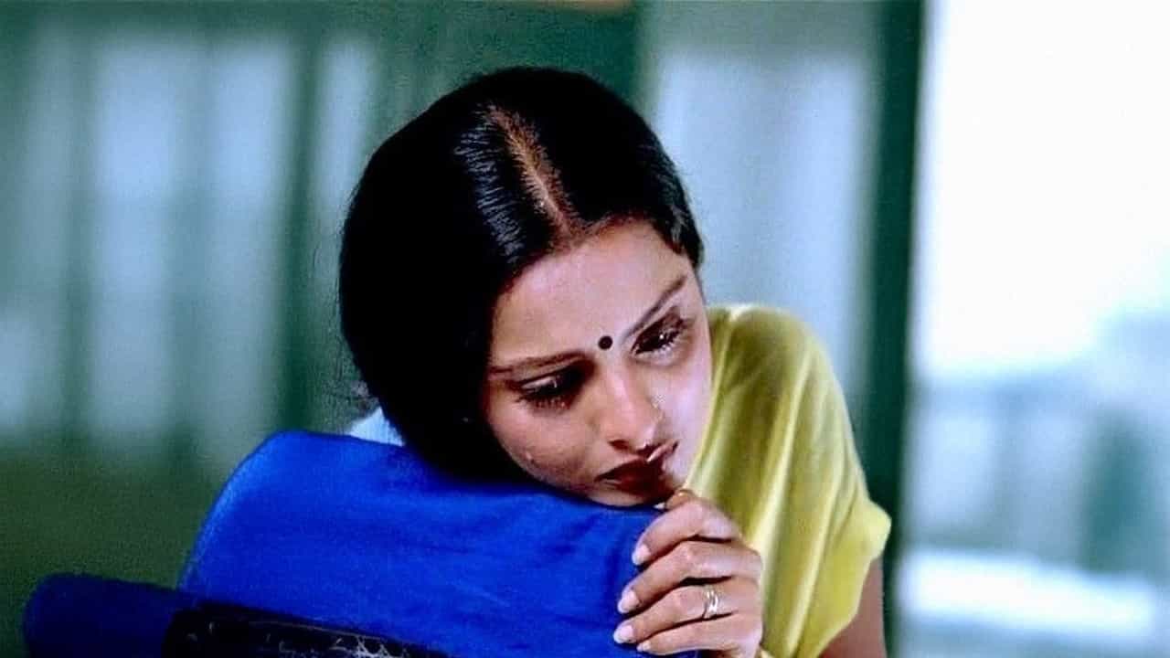 প্রেমের নামে প্রতারণা! সুপারস্টারের কথায় কান্নায় ভেঙে পড়েন রেখা প্রেমের নামে প্রতারণা! সুপারস্টারের কথায় কান্নায় ভেঙে পড়েন রেখা