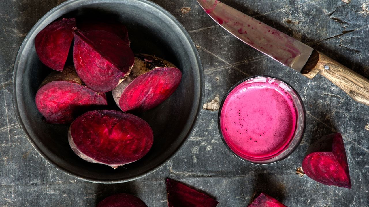 বিটের মধ্যে আলফা-লাইপোইক অ্যাসিড নামে একটি অ্যান্টিঅক্সিডেন্ট রয়েছে, যা ডায়াবেটিসের রোগীদের জন্য উপযোগী। নিয়মিত বিটের জ্যুস পান করলে এটি রক্তে শর্করার মাত্রাকে নিয়ন্ত্রণে রাখতে সাহায্য করে।