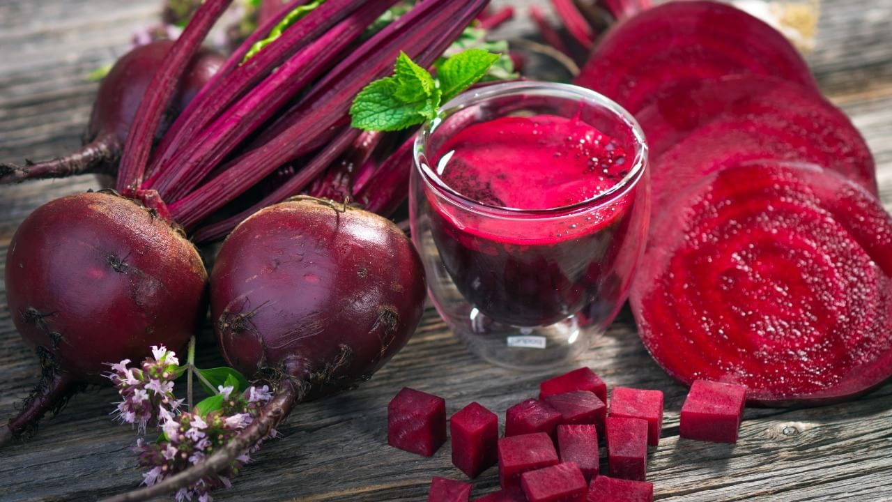 বিটের মধ্যে প্রচুর পরিমাণে নাইট্রেট থাকে, যা শরীর নাইট্রিক অক্সাইডে রূপান্তরিত করে। এই যৌগটি রক্তনালীগুলিকে প্রসারিত করে, যা রক্ত ​​​​প্রবাহকে উন্নত করে এবং রক্তচাপের মাত্রা স্বাভাবিক রাখে। এই কারণে উচ্চ রক্তচাপে আক্রান্ত ব্যক্তিদের বিট খাওয়ার পরামর্শ দেওয়া হয়।