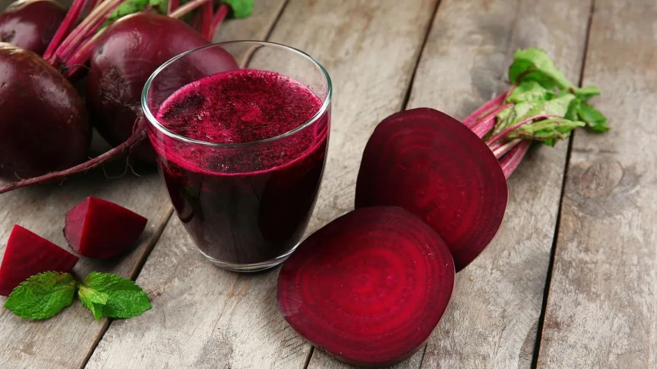 পুষ্টিবিদদের মতে, এই সব উপায়ে বিট খেলে এর স্বাস্থ্য উপকারিতা পাওয়া যায়। পুষ্টিবিদ লাভনীত বাত্রা সম্প্রতি তাঁর ইনস্টাগ্রামে বিটের উপকারিতাগুলো ব্যাখ্যা করেছেন। তাঁর মতে, এই শীতে যদি খাবারে পাতে রোজ বিট রাখা যায়, তাহলে তা স্বাস্থ্যের জন্য ভাল।