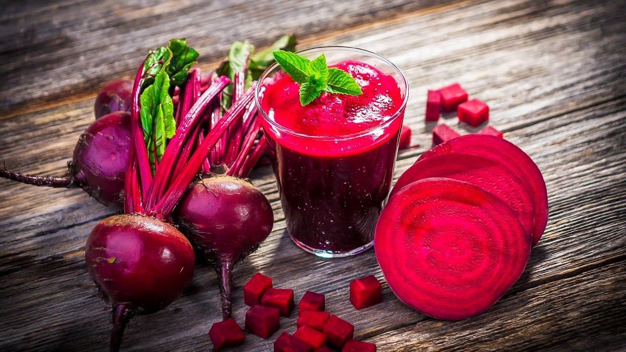 শরীরে রোগ প্রতিরোধ ক্ষমতা বাড়িয়ে তোলার জন্য এই শীতে আপনাকে বিট খেতেই হবে। আর তরকারি কিংবা ভেজিটেবল চপ বানানোর ক্ষেত্রে বিটকে আবদ্ধ করে রাখলে চলবে না। স্বাস্থ্য উপরকারিতা পাওয়ার জন্য বিটরুটের রস সবচেয়ে উপকারী। মুখরোচক খাবার হিসেবে বিটের কাবাব কিংবা চিপস বানিয়েও খেতে পারেন।
