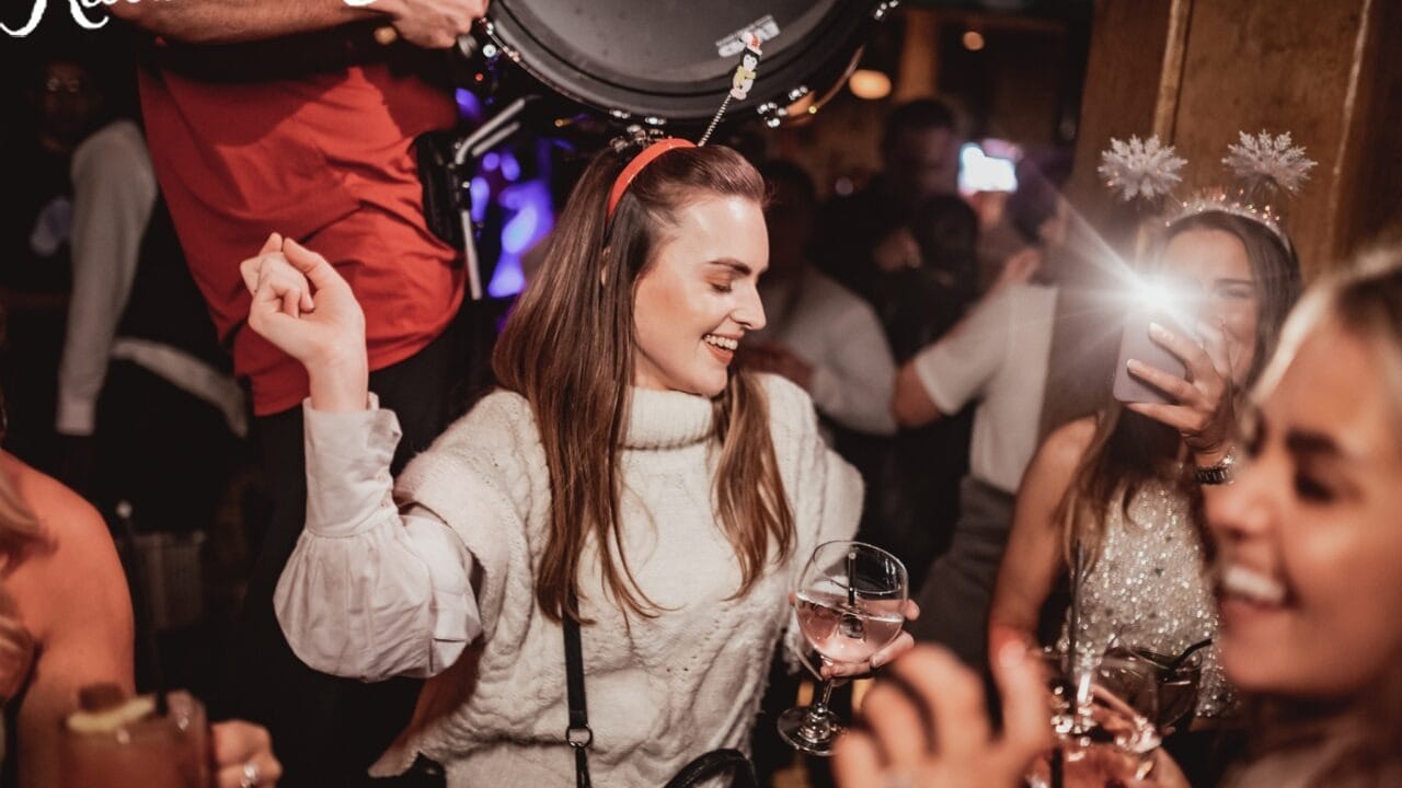 স্নান করুন: ঠান্ডা জলে ভাল করে স্নান করুন। শরীর তাতে অনেক বেশি ঝরঝরে লাগবে। শরীর সুস্থ থাকবে। ক্লান্তি অনেকটাই কমে যাবে। 