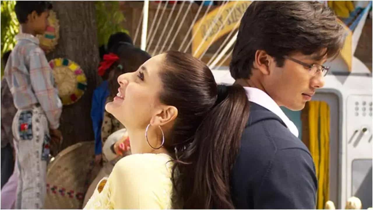 ঘনিষ্ঠ করিনা, সহ্য করতে না পেরে মেজাজ হারিয়ে কী করেন শাহিদ? ঘনিষ্ঠ করিনা, সহ্য করতে না পেরে মেজাজ হারিয়ে কী করেন শাহিদ?