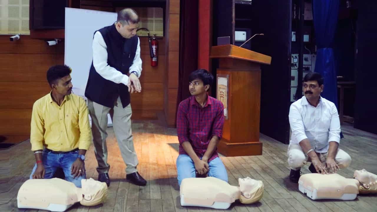 ভারত তথা গোটা বিশ্বেই যতগুলি রোগের কারণে মানুষের মৃত্যু হয় তাঁর মধ্যে অন্যতম হল হার্ট জনিত সমস্যা। হার্ট অ্যাটাক, হার্টে ব্লকেজ সহ নানা কারণে এই সব সমস্যা দেখা দিতে পারে। চিকিৎসকেরা বলেন হার্ট অ্যাটাক হওয়ার সর্বাধিক ৩০ মিনিটের মধ্যে হাসপাতালে নিয়ে যাওয়া উচিত বা প্রাথমিক চিকিৎসা করা প্রয়োজন। ৩০ মিনিট সময় অত্যন্ত গুরুত্বপূর্ণ।