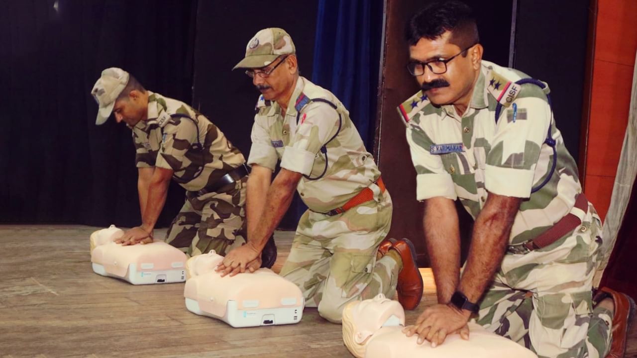 গত ৬ ডিসেম্বর এমন এক ঘটনা ঘটে কলকাতা থেকে দিল্লিগামী বিমানে। ৪৫ বছরের এক মহিলার শ্বাস প্রশ্বাসের গতি বেড়ে যায়, রক্তচাপ অসম্ভব বেড়ে যায়। সৌভাগ্য ক্রমে সেই বিমানে উপস্থিত ছিলেন কলকাতার নাম করা বেসরকারি হাসপাতালের জরুরি বিভাগের ডাঃ স্মিতা মৈত্র। প্রাথমিক চিকিৎসা করেন তিনি। 