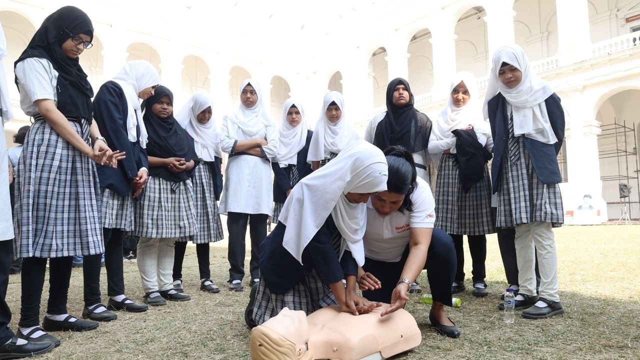 এরপরেই রাঁচিতে বিমানটির জরুরি অবতরণ করা হয়। রোগীকে হাসপাতালে নিয়ে যাওয়া হয়। ডাঃ মিত্রের তৎপরতায় মহিলা এই যাত্রায় কার্ডিয়াক অ্যারেস্ট হওয়ার হাত থেকে বেঁচে যান তিনি। কিন্তু সেদিন ওই চিকিৎসক না থাকলে, বিমানে ঘটে যেত পারত মারাত্মক দুর্ঘটনা। 