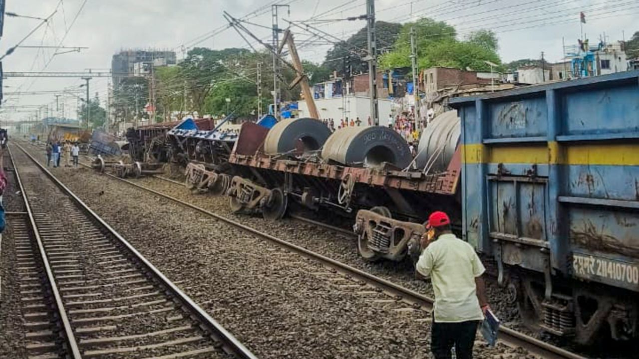 এর মাধ্যমে শস্য থেকে গাড়ি, তেল নানা কিছুই দেশের বিভিন্ন জায়গায় পৌঁছনো যায়। মালগাড়ির গুরুত্ব অসীম। ছবি : PTI FILE