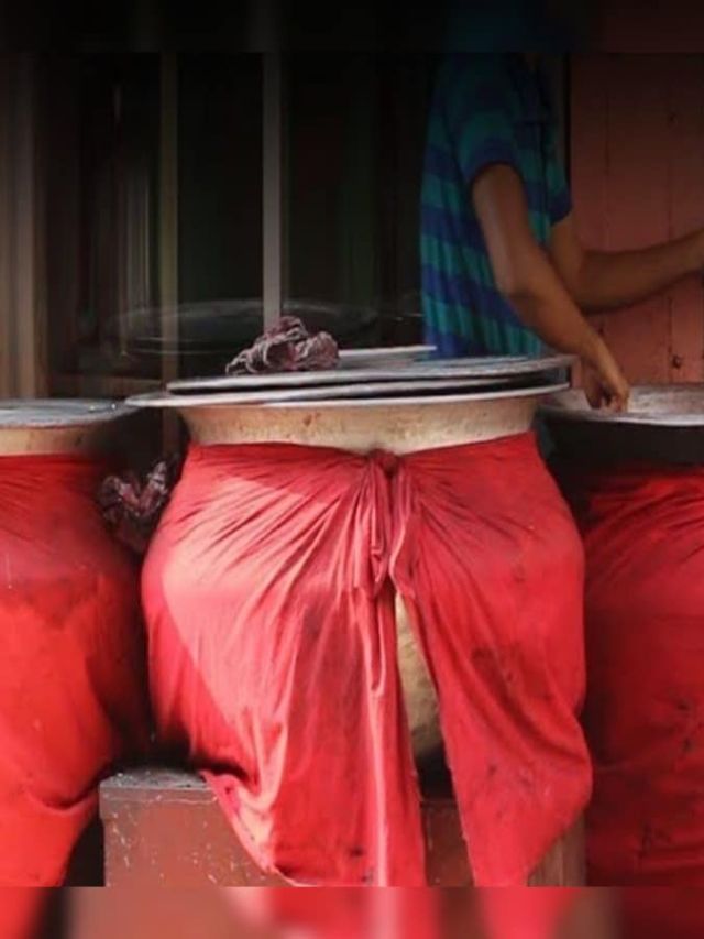 বিরিয়ানি তো খান, এর হাঁড়ি কেন লাল কাপড়ে মোড়া থাকে জানেন? বিরিয়ানি তো খান, এর হাঁড়ি কেন লাল কাপড়ে মোড়া থাকে জানেন?