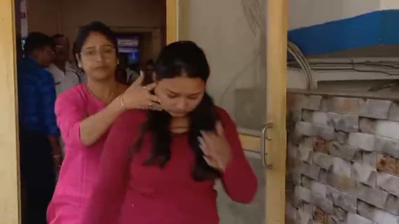 Bidhannagar: শপিং মলে ঢুকে জামাকাপড়ের স্ট্যান্ডের আড়ালেই এই কুকীর্তি! গ্রেফতার তিন জুনিয়র ডাক্তার Bidhannagar: শপিং মলে ঢুকে জামাকাপড়ের স্ট্যান্ডের আড়ালেই এই কুকীর্তি! গ্রেফতার তিন জুনিয়র ডাক্তার
