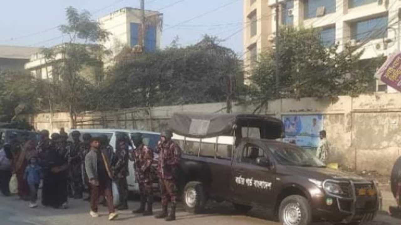 Clash in Bangladesh: ইউনূসের আমলে বাংলাদেশে হচ্ছেটা কী! সংঘর্ষে প্রাণ গেল ৩ জনের Clash in Bangladesh: ইউনূসের আমলে বাংলাদেশে হচ্ছেটা কী! সংঘর্ষে প্রাণ গেল ৩ জনের