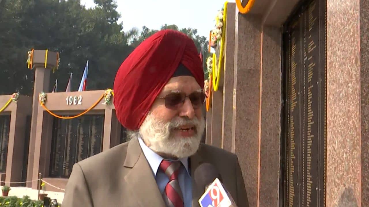 Vijay Diwas: চোখের সামনে তিন টুকরো হয়ে যায় জওয়ানের দেহ, বাংলাদেশের মুক্তিযুদ্ধে ভারতীয় জওয়ানদের আত্মত্যাগ স্মরণ করে কেঁদে ফেললেন অবসরপ্রাপ্ত সেনা আধিকারিক