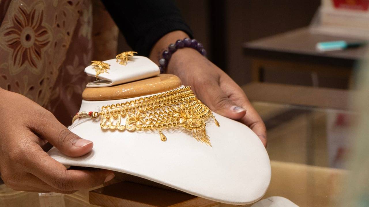 নতুন বছরের প্রথম দিনেই বাম্পার সেল! আরও সস্তা হল সোনা, এই সুযোগ হাতছাড়া করবেন না