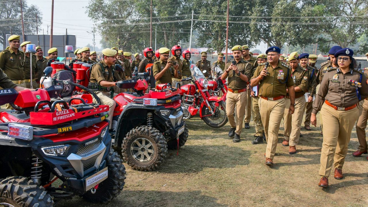 নতুন বছরে মহা কুম্ভ মেলায় পূর্ণ্যার্থীদের সুরক্ষায় থাকছেন ২২০ জন হাইটেক সাঁতারু। এর সঙ্গে থাকছেন বিশেষ প্রশিক্ষণ প্রাপ্ত জাতীয় বিপর্যয় মোকাবিলা ফোর্সের কর্মীরা। এর সঙ্গে রাজ্য বিপর্যয় মোকাবিলা টিমের মেম্বাররাও। ছবি: PTI FILE