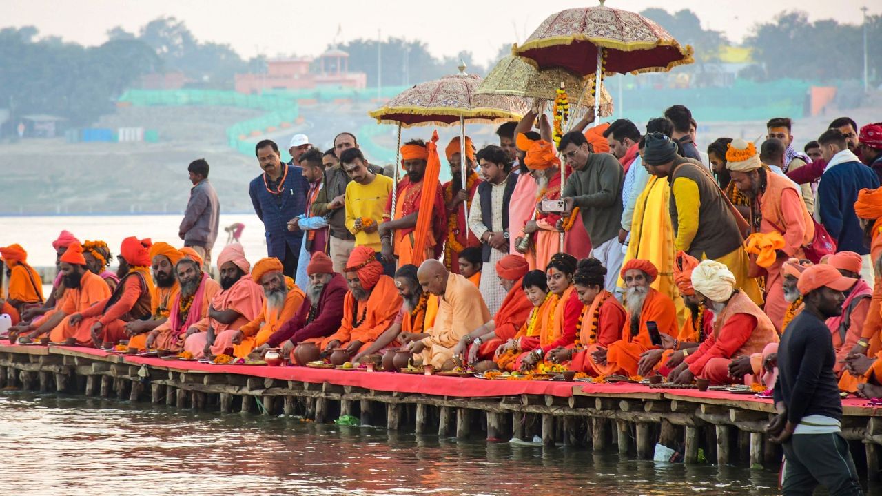 সংস্লিষ্ট পুলিশ কর্তার দাবি অনুযায়ী, এই প্রথম বার এত সংখ্যক হাই-টেক সাঁতারু রাখা হচ্ছে। আরও জানান, এর মধ্যে ১৮০ জন সাঁতারু দেশের বিভিন্ন জায়গা থেকে আসছেন। ইতমধ্যেই ৪০ জনকে মোতায়েন করা হয়েছে বলেও জানান। এ ভাবে সব মিলিয়ে ২২০ জন সাঁতারু সব সময় জলে অ্যালার্ট থাকবেন। ছবি: PTI FILE