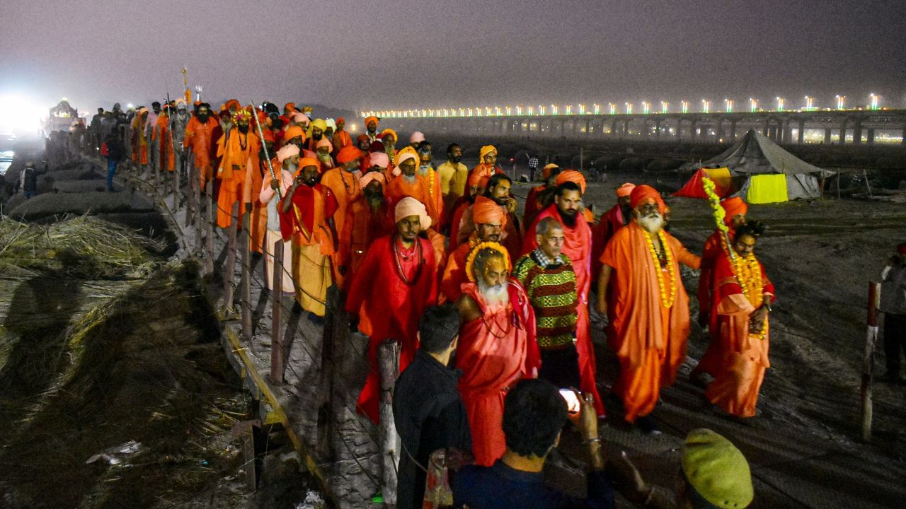 পুলিশ কর্তা সাহনি আরও জানান, এই বিশেষ সাঁতারুদের পাশাপাশি স্থানীয় পুলিশের কর্মীরাও থাকবেন। স্থানীয় যে বোট চালকরা রয়েছেন তাঁদেরও সহযোগিতা নেওয়া হবে। যাঁরা অন্তত অক্সিজেন সিলিন্ডার ছাড়াই জলের তলায় অন্তত ৪০ ফুট যেতে পারেন। ছবি: PTI FILE