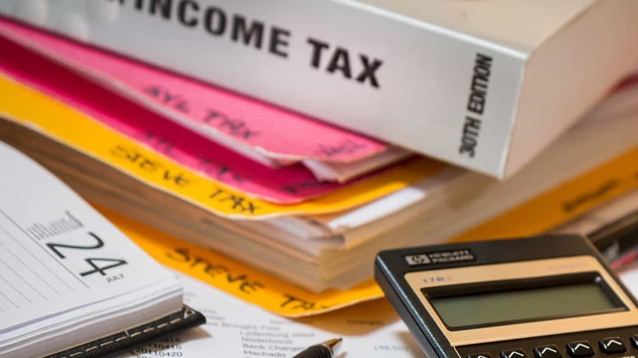 Income Tax Cut: বড় খবর, নতুন বছরেই কমতে পারে আয়করের বোঝা! কতটা স্বস্তি পাবে মধ্যবিত্তরা? Income Tax Cut: বড় খবর, নতুন বছরেই কমতে পারে আয়করের বোঝা! কতটা স্বস্তি পাবে মধ্যবিত্তরা?