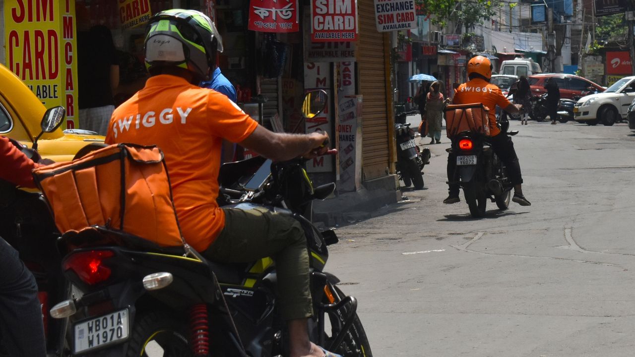 ২০২৪ সালে দাঁড়িয়ে ব্যাপক জনপ্রিয়তা বেড়েছে অনলাইন ডেলিভারির। সুইগি ইন্সটামার্টে দেখা গিয়েছে, মুম্বইয়ের এক ব্যবহারকারী বছরভর ১৫ লক্ষ টাকার অর্ডার দিয়েছেন। পোষ্যের খাবারের জন্য!