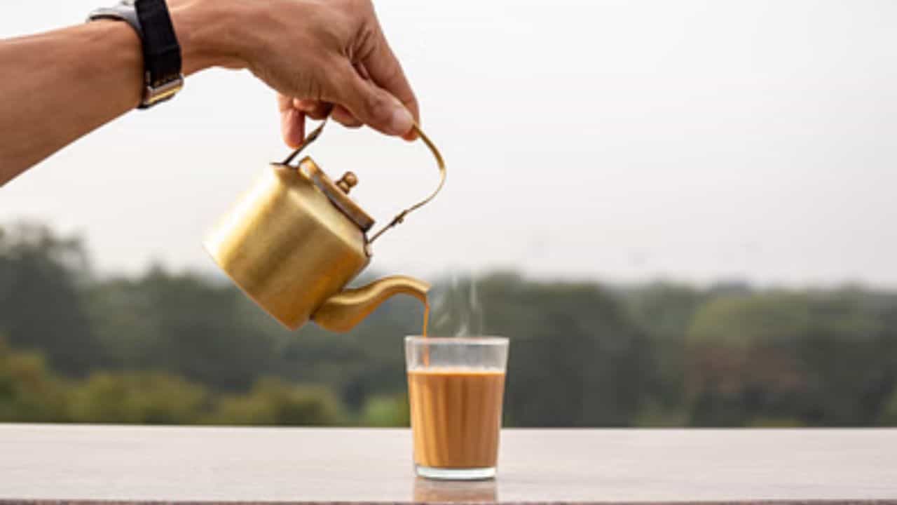 Tea: বারবার ফোটানো চা খেলে কী মারাত্মক ক্ষতি হয় জানেন? Tea: বারবার ফোটানো চা খেলে কী মারাত্মক ক্ষতি হয় জানেন?