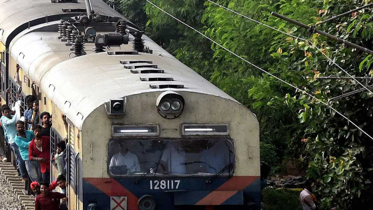প্ল্যাটফর্মের শেড থেকে ইঞ্জিনের উপরে ঝাঁপ, ট্রেনের সামনেই জ্যান্ত জ্বলে গেলেন ব্যক্তি প্ল্যাটফর্মের শেড থেকে ইঞ্জিনের উপরে ঝাঁপ, ট্রেনের সামনেই জ্যান্ত জ্বলে গেলেন ব্যক্তি