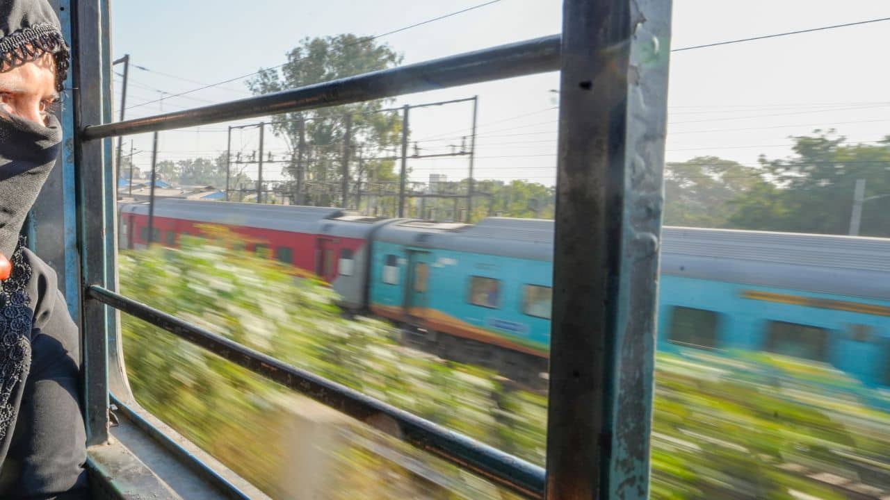 জেনারেল সিটে গাদাগাদি করে বসাই তো অলিখিত নিয়ম, প্রতিবাদ করতেই কি না এমন কাণ্ড...রক্তে ভিজল যাত্রীরা