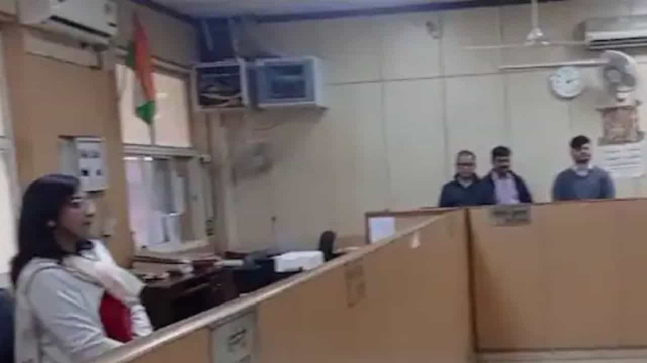 প্রবীণ ব্যক্তিকে ২০ মিনিট দাঁড় করিয়ে রাখা, গোটা অফিসকেই দাঁড়িয়ে থাকার শাস্তি দিলেন CEO! প্রবীণ ব্যক্তিকে ২০ মিনিট দাঁড় করিয়ে রাখা, গোটা অফিসকেই দাঁড়িয়ে থাকার শাস্তি দিলেন CEO!