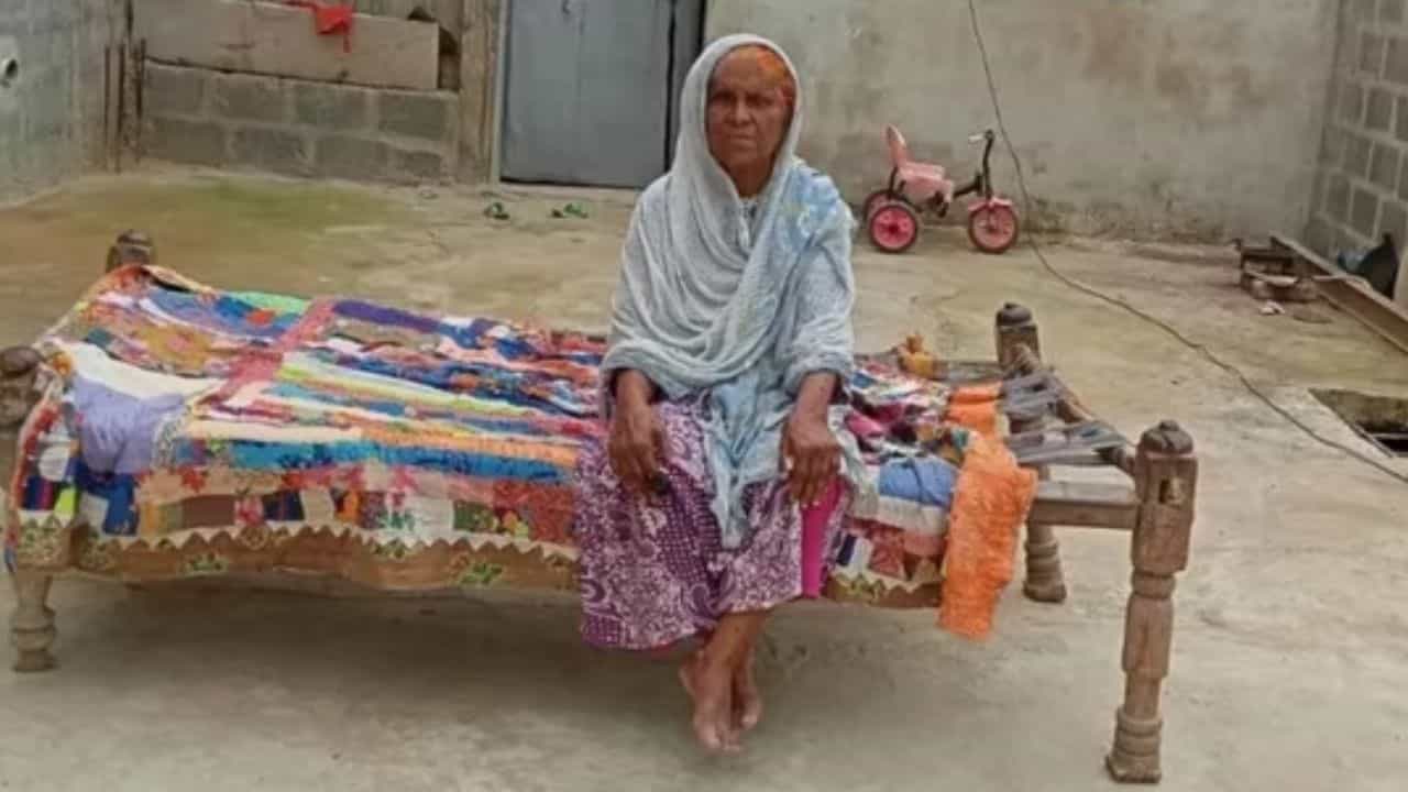 Woman trafficked to Pakistan: পাকিস্তানে 'পাচার', ২২ বছর পর ভারতে ফিরলেন, হামিদার কাহিনি হার মানাবে সিনেমাকে Woman trafficked to Pakistan: পাকিস্তানে 'পাচার', ২২ বছর পর ভারতে ফিরলেন, হামিদার কাহিনি হার মানাবে সিনেমাকে