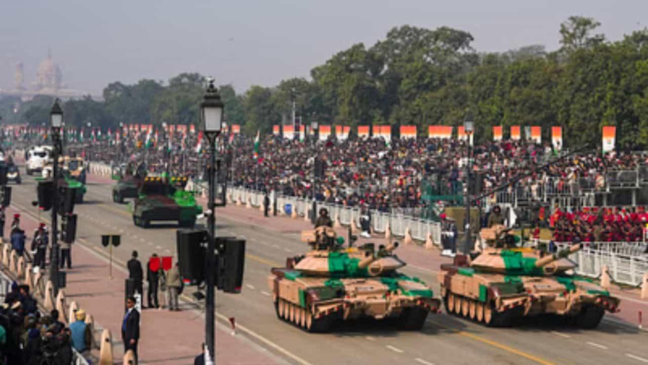 সম্প্রতি প্রকাশ পেয়েছে গ্লোবাল ফায়ার পাওয়ার ইনডেক্স ২০২৫। সেই তালিকা অনুসারে বিশ্বের চতুর্থ সবচেয়ে শক্তিশালী দেশ ভারত। আমেরিকা, রাশিয়া ও চিনের পরেই রয়েছে ভারত। জানেন এ হেন শক্তিশালী আমাদের দেশের সেনার কাছে কী কী অত্যাধুনিক অস্ত্র রয়েছে?