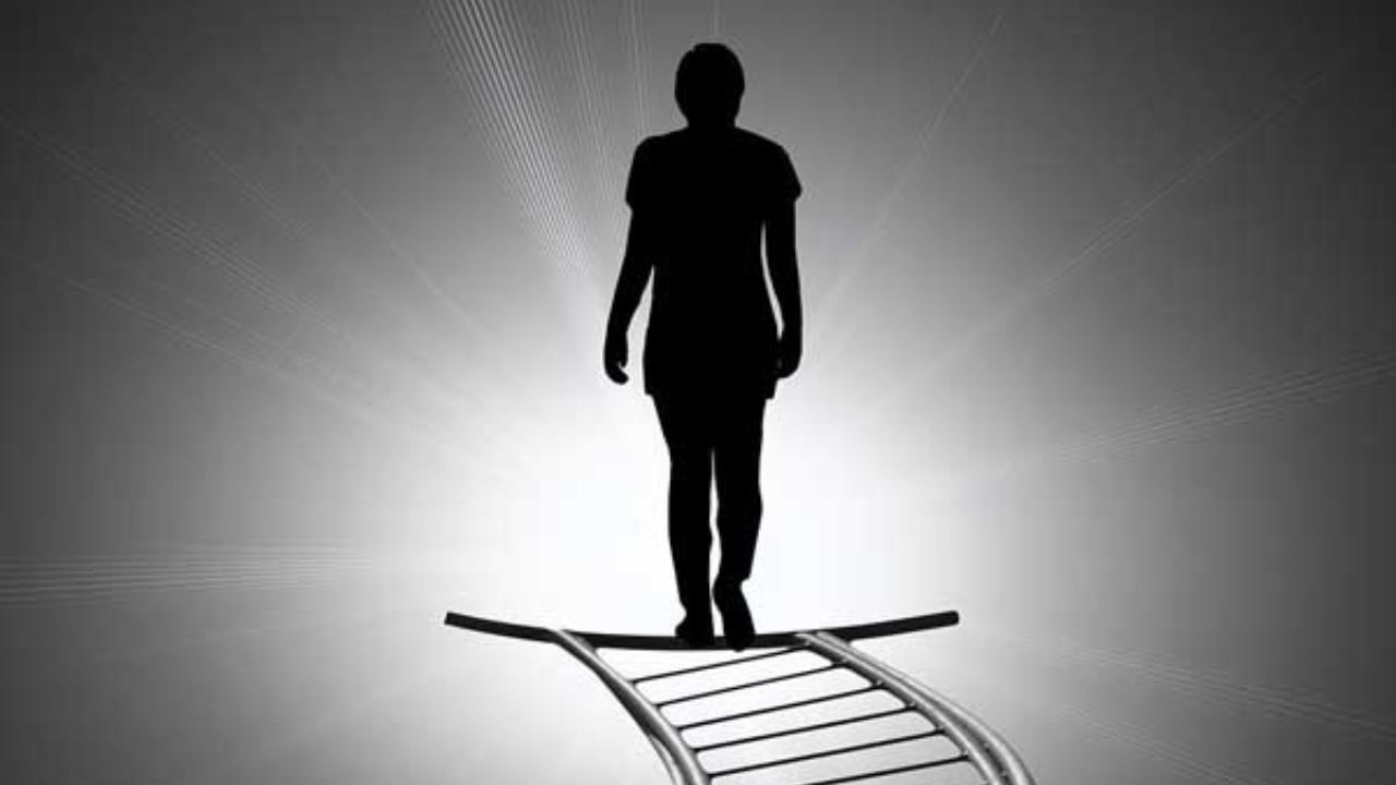 সংখ্যা ভারী অদ্ভুত এক জিনিস। এই সংখ্যা দিয়েই যেমন আমরা আমাদের বয়স, সম্পত্তি সব কিছুর হিসাব নিকেশ করি তেমনই আধ্যাত্মিক দিক থেকেও এই সংখ্যার গুরুত্ব অসীম। জ্যোতিষ শাস্ত্রের সংখ্যাতত্ত্ব বলে কেবল জন্ম তারিখ জানা থাকলেই একজ মানুষের ভুত-ভবিষ্যত আন্দাজ করা সম্ভব। সেই মানুষটা বাস্তবে কেমন তাও বলা যায়। কী ভাবে? 