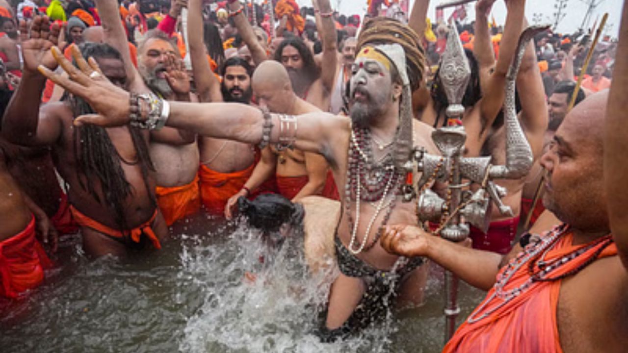 দেড় মাস পর মৃতদেহ নিয়ে এসে মাথা ছাড়া বাকি অংশ গঙ্গায় ডুবিয়ে দেওয়া হয়। বিশ্বাস এতে অঘোরিদের পাপ গঙ্গায় ধুয়ে যায়। মৃত্যুর ৪০ দিন পরে অঘোরিদের মাথার খুলিতে মদ ঢালা হয়। শোনা যায়, মদ মাথার খুলিতে পৌছলেই তা নাকি লাফাতে শুরু করে। তাই আগে শক্ত করে বেঁধে রাখা হয় সেই খুলি। 