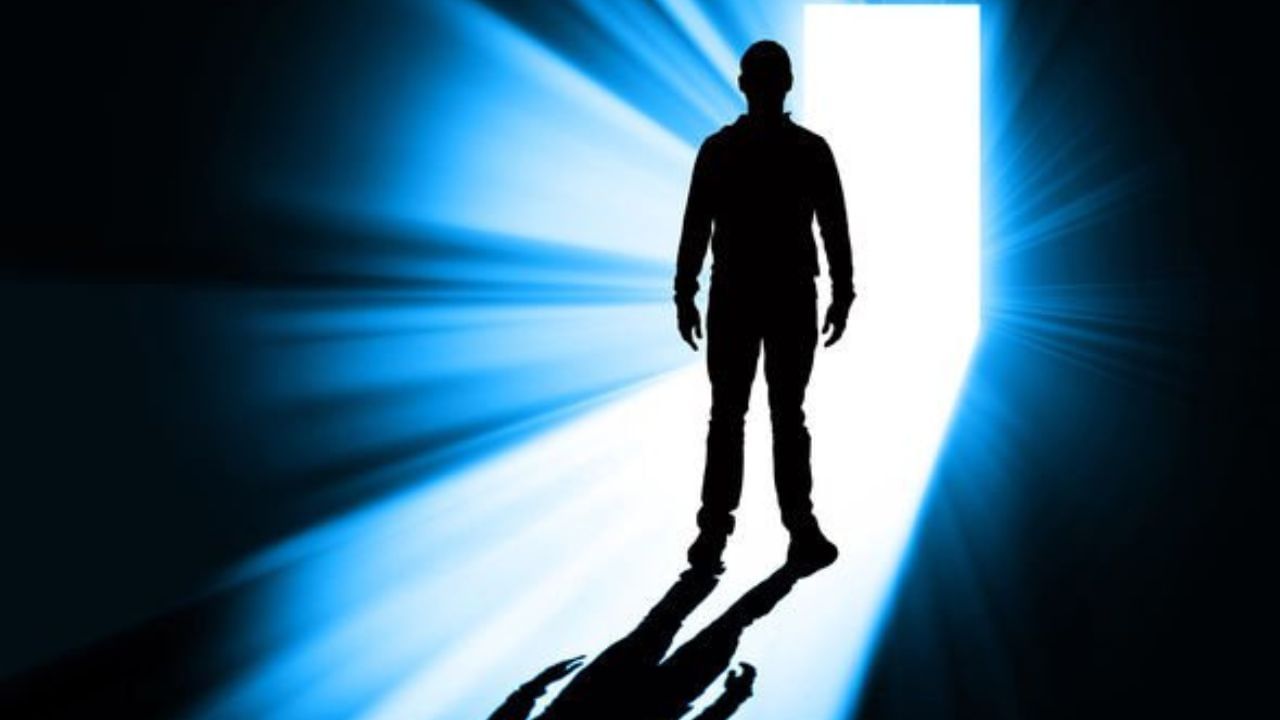 কারও জন্ম সংখ্যা ২২ হলে - বাইশ নিউমেরলোজির নিয়মে মাস্টার নম্বর। বাইশ নিউমেরোলজির নিয়মে ‘সাপ্রেসড ট্যালেন্ট’। এদের ভিতর এত পরিমাণ প্রতিভা ও দক্ষতা থাকা সত্ত্বেও এরা সেগুলিকে শেয়ার করে না। গত জন্মগুলিতে এরা নিজের প্রতিভার জন্য সম্মানিত হতে চান না। এরা নিজেকে উপযুক্ত করে চলেছেন কিন্তু কেউ যদি তা সেলিব্রেট করতে চায় এঁরা গত জন্মগুলিতে বার বার তাতে বেঁকে বসেছেন। তাই এ বারও আবার তাঁকে সুযোগ দেওয়া হচ্ছে। সে যদি ওই হৃদয়ের কথা শুনে বেরিয়ে এসে জগতের মাঝে তার যা কাজ আছে করে চলে প্রকৃতি তাকে আরও পুরস্কৃত করবে।