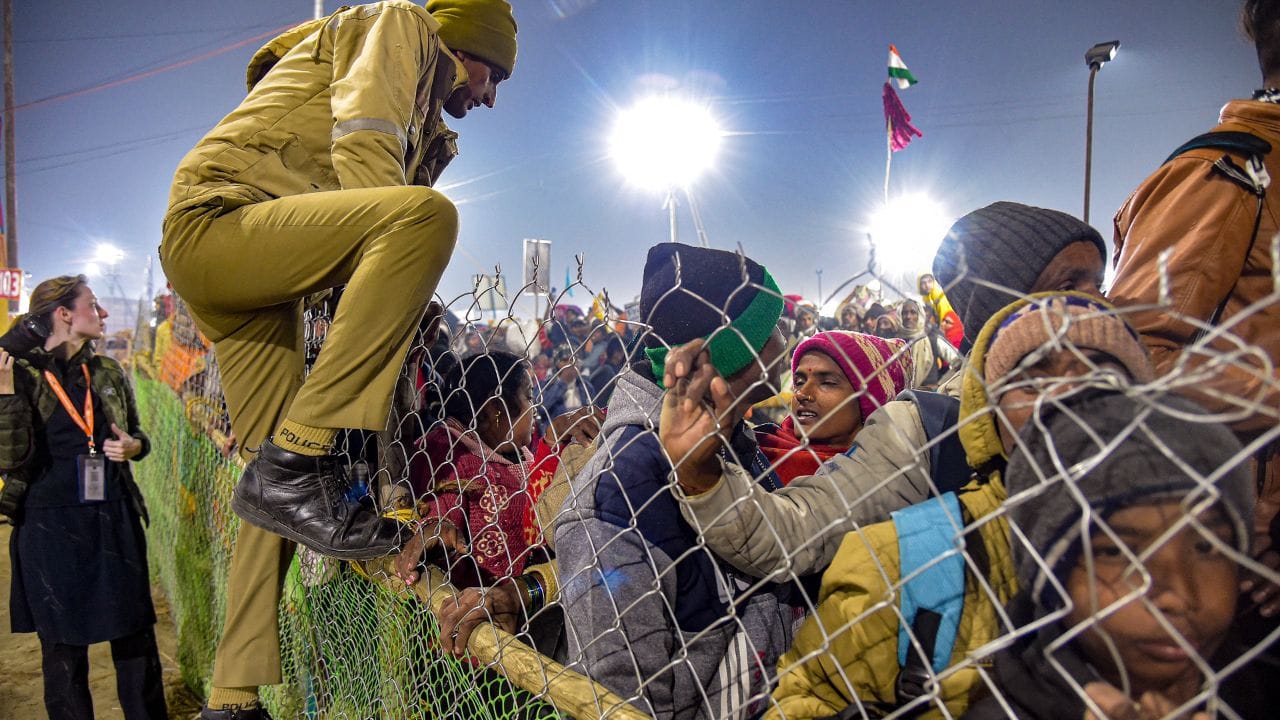 মৌনি অমাবস্যার দিনে কুম্ভে গিয়ে পদপিষ্ট একাধিক। আহত কমপক্ষে ৩০ থেকে ৪০ জন। এখনও পর্যন্ত মৃত্যু হয়েছে ১০ জনের। তবে এই সংখ্য়া আরও বাড়তে পারে বলেই মত প্রশাসনিক মহলের। প্রত্যক্ষদর্শীদের দাবি, রাত ১টা থেকে ২টো নাগাদ পুণ্যার্থীদের ভিড়ে ভাঙে ব্যারিকেড। শ'য়ে শ'য়ে মানুষ ধেয়ে আসে ত্রিবেণী মহাসঙ্গমের দিকে। আর তখনই হুড়মুড়িয়ে পড়ে যান বেশ কয়েকজন। যার জেরেই ঘটে এই বিপত্তি।